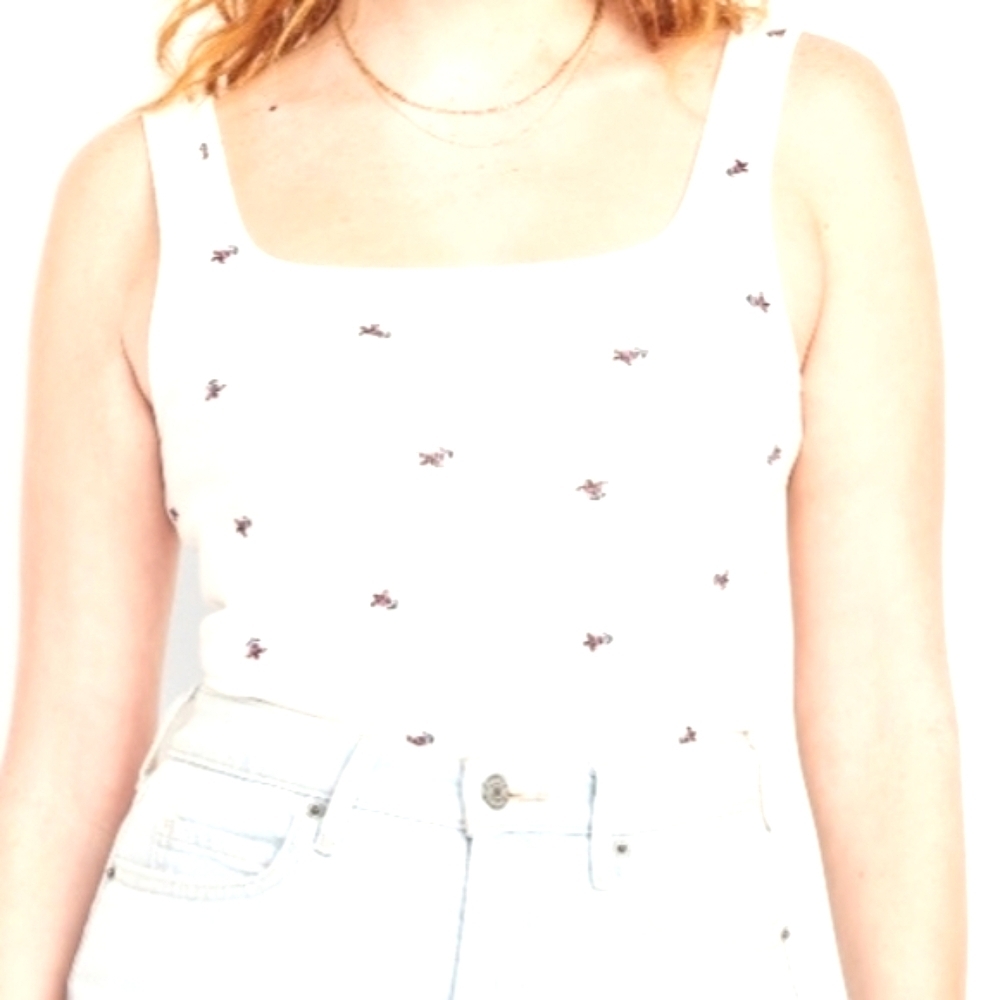 Elegant White Cropped Top for Versatile Wear